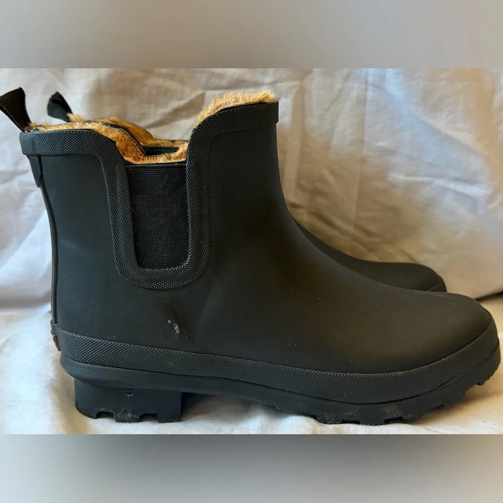 Chooka Women's Waterproof Chelsea Rain Bootie plush lining Black Size 8 | Used